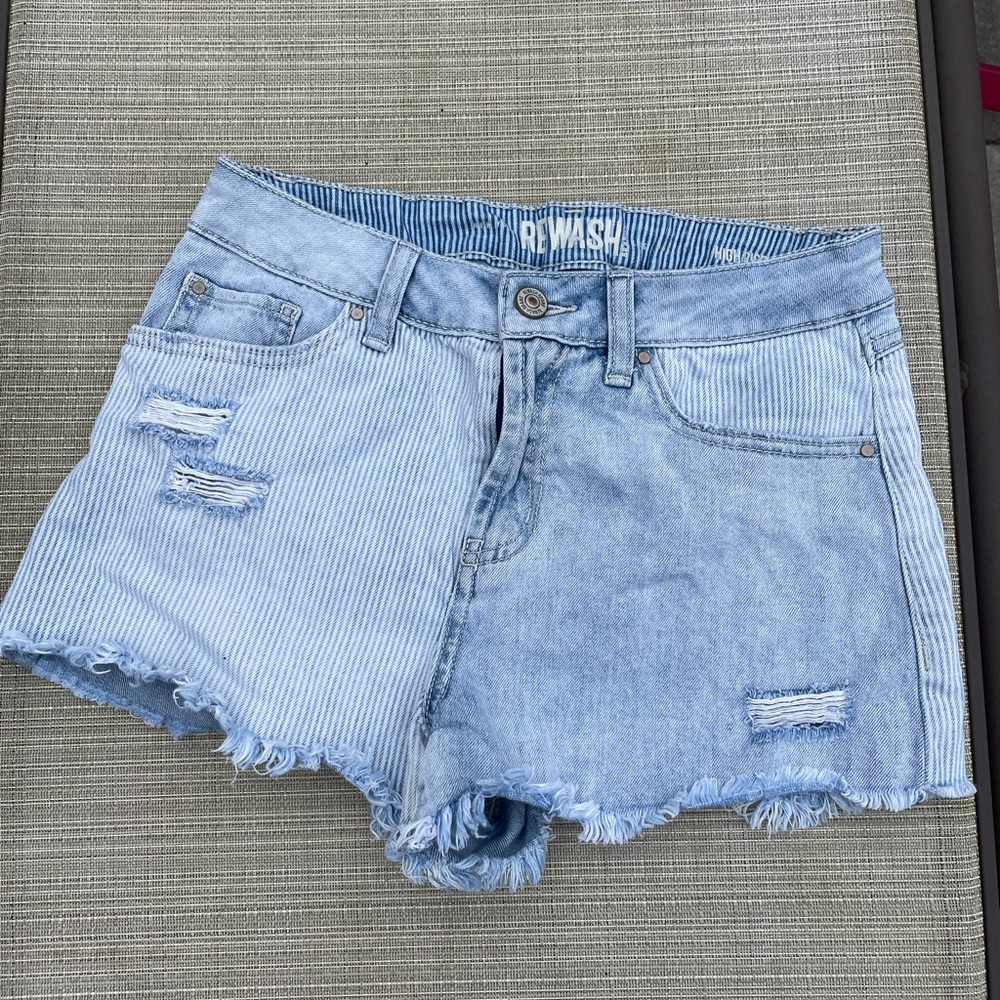 Rewash denim shorts, juniors sz 5, waist 27. 5 pockets, zip + button close- VGUC
